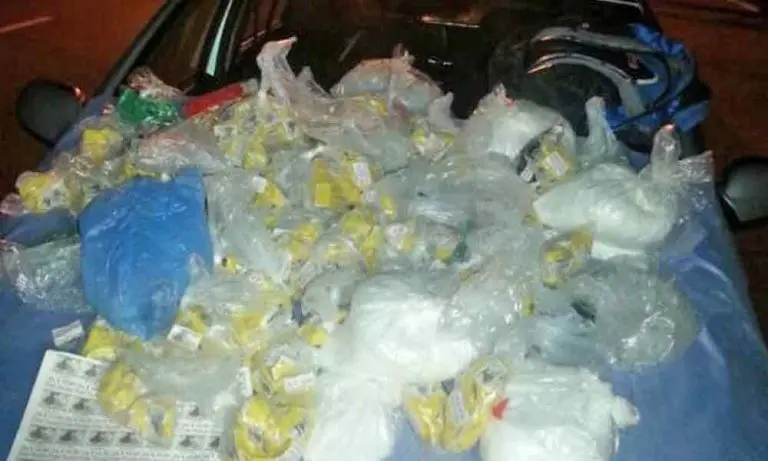Homem de 29 anos é preso após ser flagrado com 2,4 mil pinos de cocaína em Volta Redonda