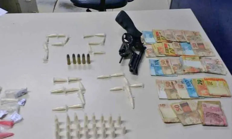 Mulher de 36 anos presa com R$ 2,6 mil e 66 pinos de cocaína em Resende
