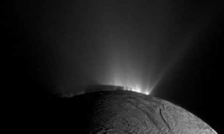 Hidrogênio encontrado em lua de Saturno poderia dar suporte a vida de micróbios