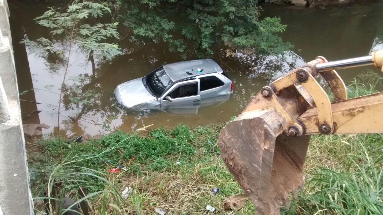 Carro cai da ponte na Vila Batista em Cruzeiro