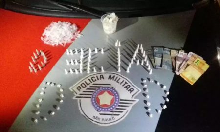 Jovem é preso vendendo droga em frente uma escola de Aparecida