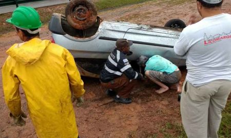 Mulher capota carro no Anel Viário em São José dos Campos
