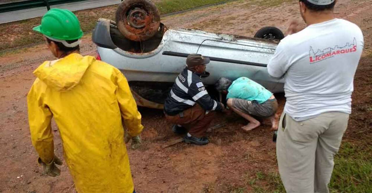 Mulher capota carro no Anel Viário em São José dos Campos
