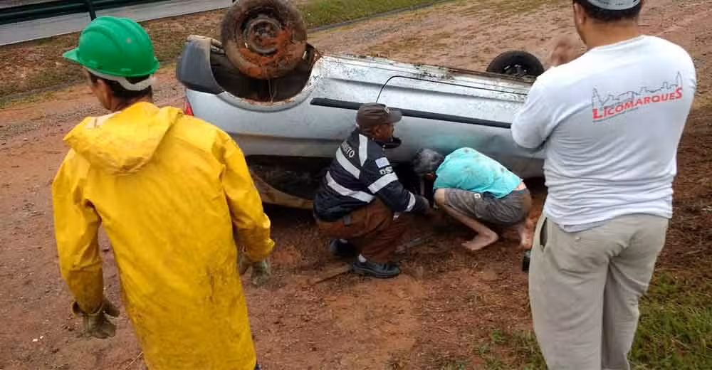 Mulher capota carro no Anel Viário em São José dos Campos