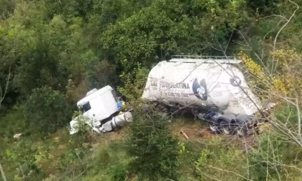 Carreta de cimento cai em ribanceira de 50 metros em São Lourenço/MG