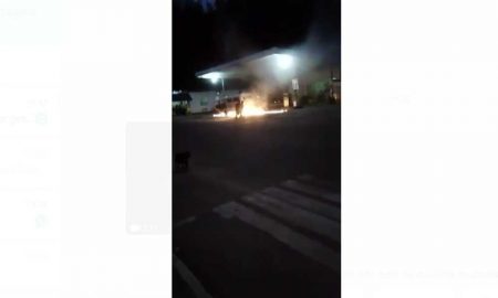 Kombi pega fogo durante abastecimento em São José do Barreiro