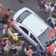 Motorista fura bloqueio e atropela manifestantes em protesto contra Temer