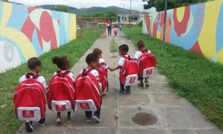 Mochilas entregues a alunos de creches por prefeitura na BA viram motivo de piada na web