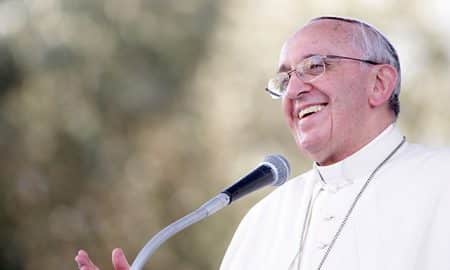 Papa Francisco faz oração silenciosa para homenagear as mães