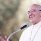 Papa Francisco faz oração silenciosa para homenagear as mães