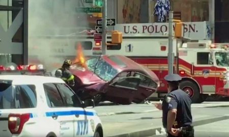 Carro atinge pessoas em Nova York e deixa um morto e 22 feridos