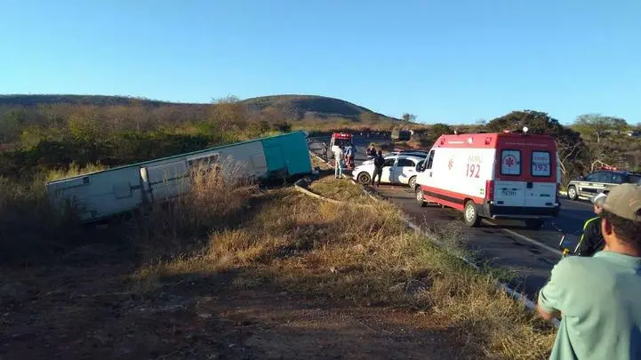 Acidente de ônibus no norte de Minas deixa 9 mortos e 18 feridos