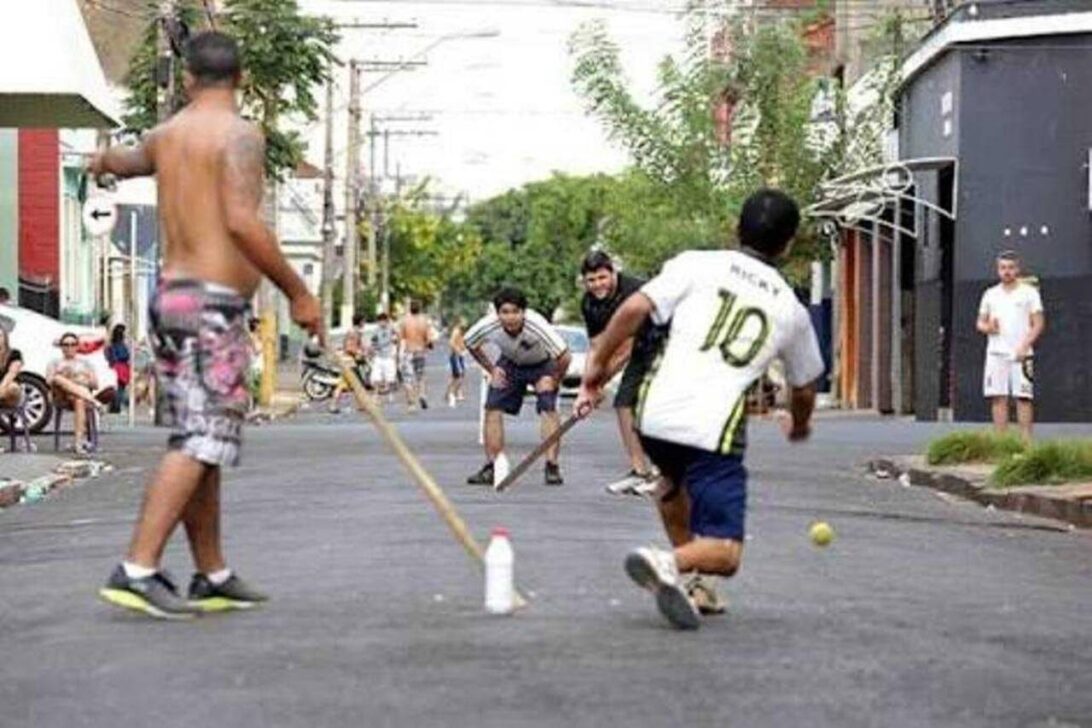 Campeonato de taco resgata brincadeiras de rua em São José dos Campos