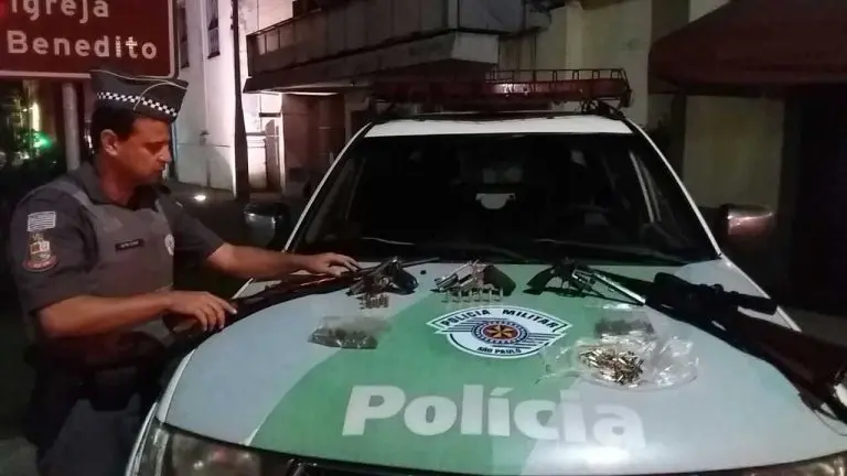 Dupla é presa por porte ilegal de armas e crime ambiental em São José dos Campos