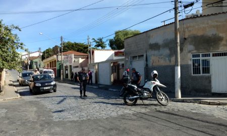 Caminhão do SAAE derruba óleo na Rua 10 em Cruzeiro
