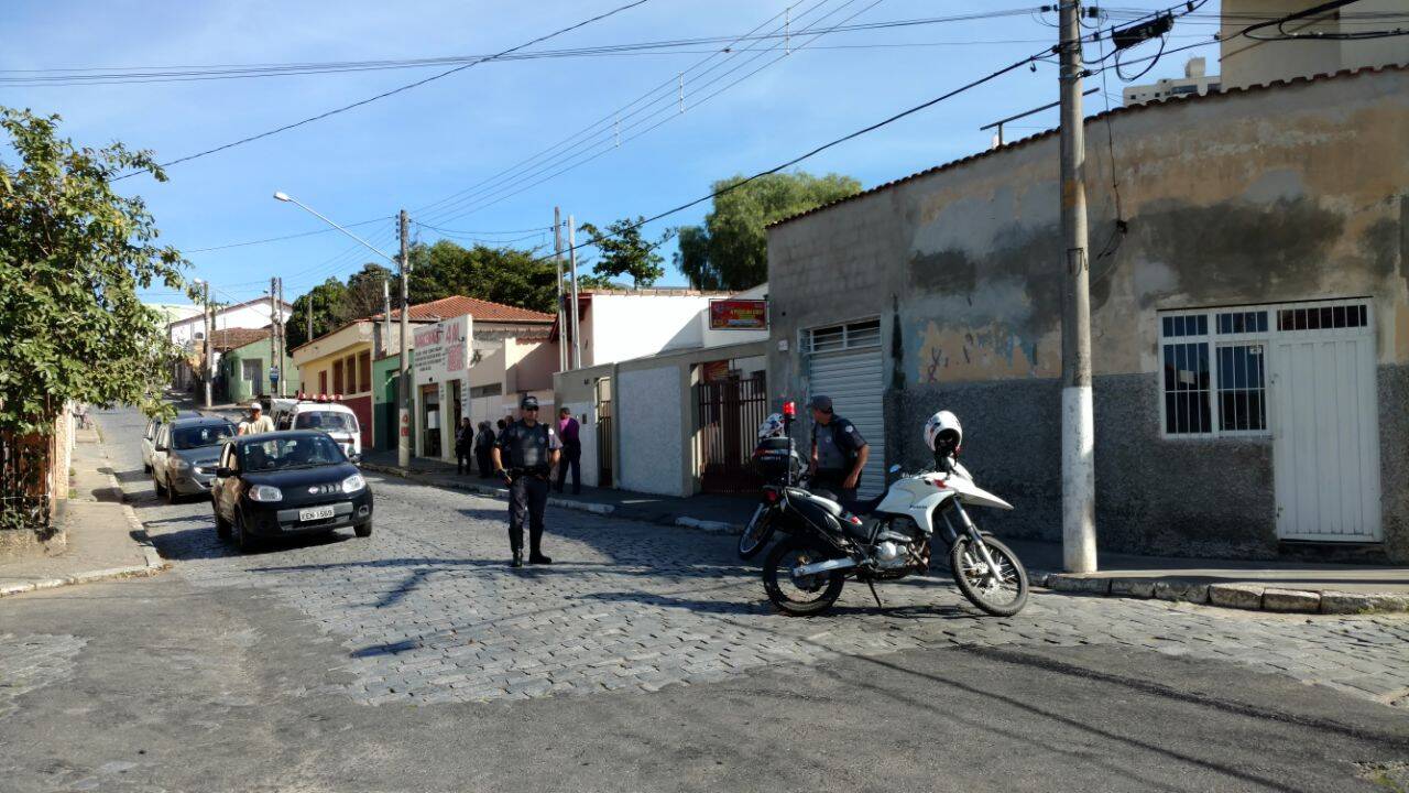 Caminhão do SAAE derruba óleo na Rua 10 em Cruzeiro