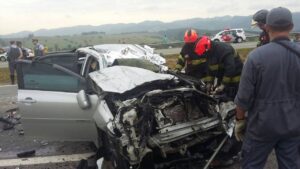 Acidente entre três veículos deixa dois mortos e três feridos na Carvalho Pinto