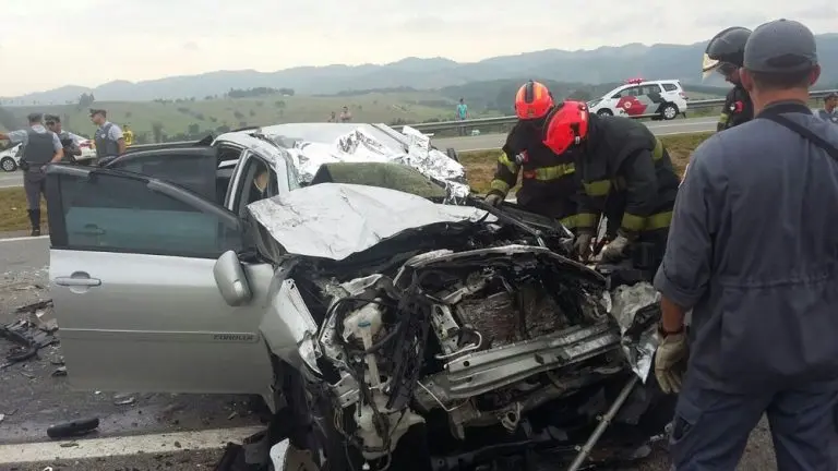 Acidente entre três veículos deixa dois mortos e três feridos na Carvalho Pinto