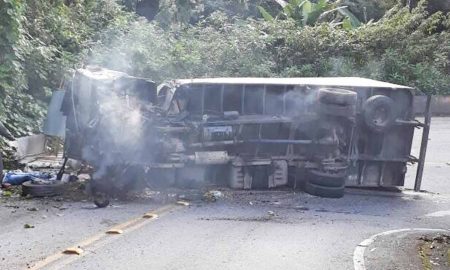 Caminhão tomba nesta manhã na Serra de Ubatuba; duas pessoas feridas e SP 125 bloqueada