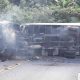 Caminhão tomba nesta manhã na Serra de Ubatuba; duas pessoas feridas e SP 125 bloqueada