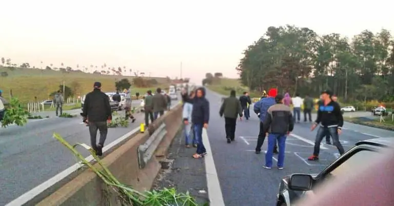 Manifestantes bloqueiam a Via Dutra em Pinda; liminar na justiça impede o movimento