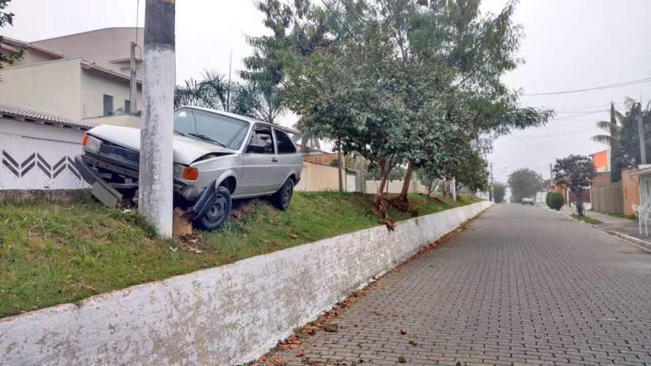 Homem bate em poste na Avenida Minas Gerais e abandona veículo em Cruzeiro