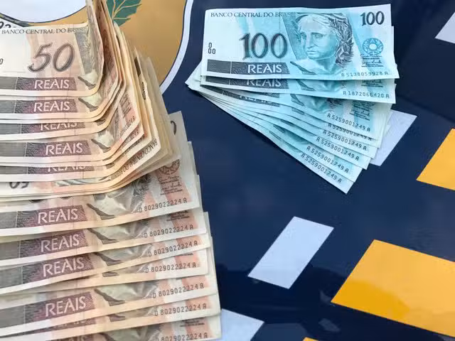 Passageiro é preso com R$ 1,7 mil em notas falsas em Lavrinhas
