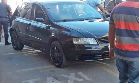 Condutor embriagado bate em carro e invade ponto de táxi na contramão em Cruzeiro