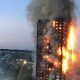 Incêndio consome prédio residencial de 27 andares em Londres