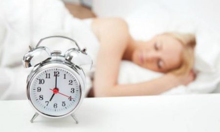 Dormir mais de dez horas por dia eleva risco de problemas cardiovasculares