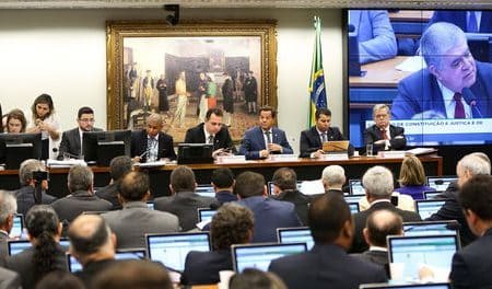 CCJ da Câmara retoma hoje sessão para debater denúncia de corrupção contra Temer