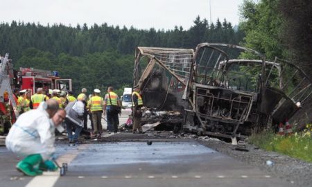 Choque entre ônibus e caminhão deixa 18 mortos e diversos feridos na Alemanha