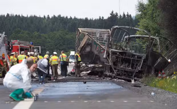 Choque entre ônibus e caminhão deixa 18 mortos e diversos feridos na Alemanha