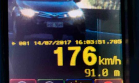 PRF flagra carro a 176km/h na Via Dutra em Cachoeira Paulista