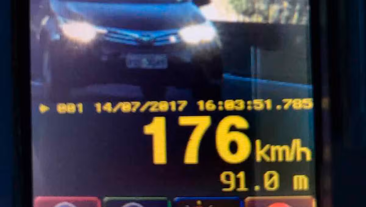 PRF flagra carro a 176km/h na Via Dutra em Cachoeira Paulista