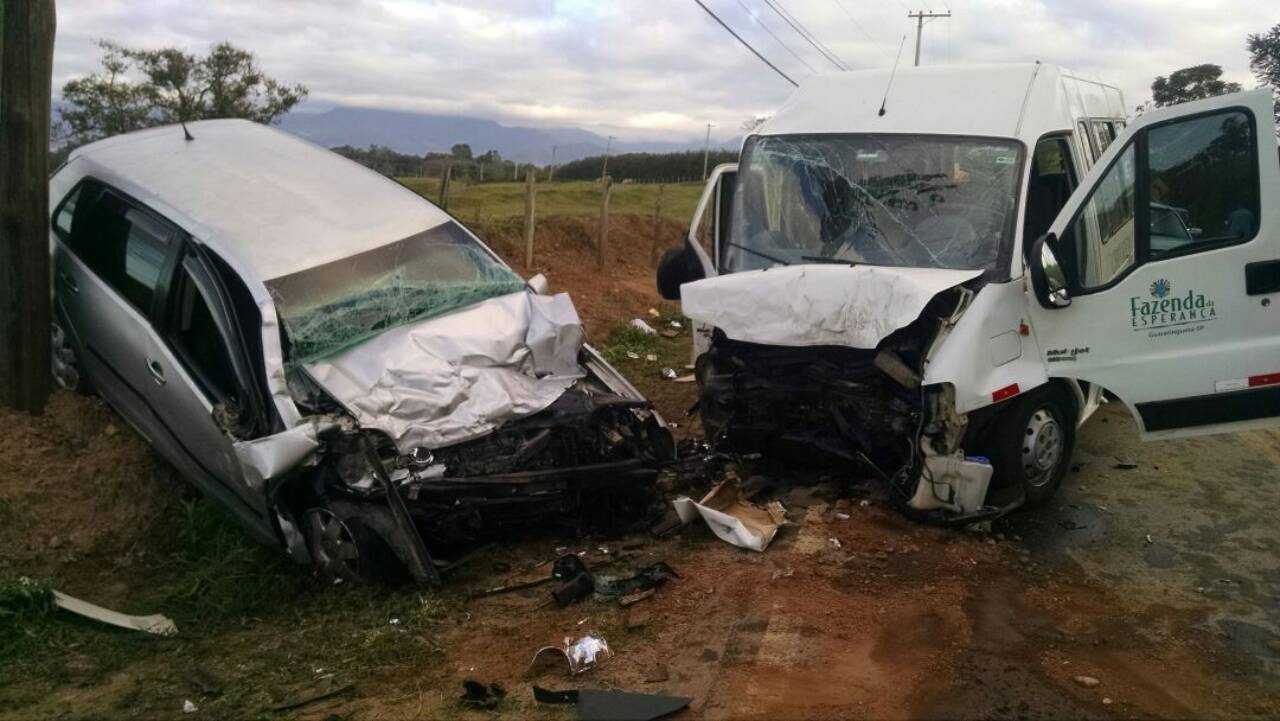 Colisão entre carro e Van deixa um morto e 11 feridos em Guaratinguetá