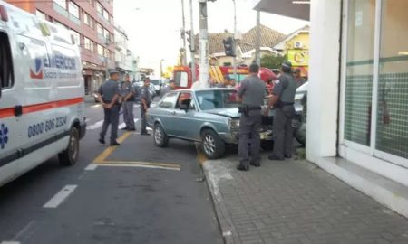 Carro desgovernado atropela três pessoas em Pindamonhangaba