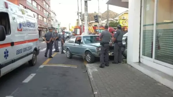 Carro desgovernado atropela três pessoas em Pindamonhangaba