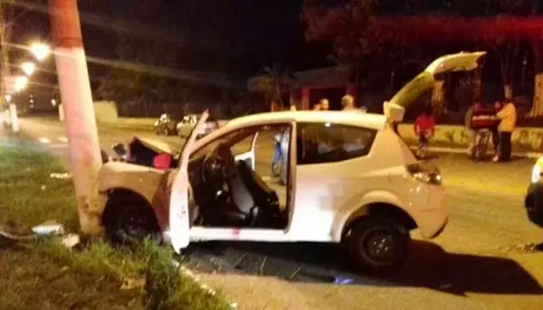 Motorista bêbado bate carro e deixa nove pessoas feridas em Guaratinguetá