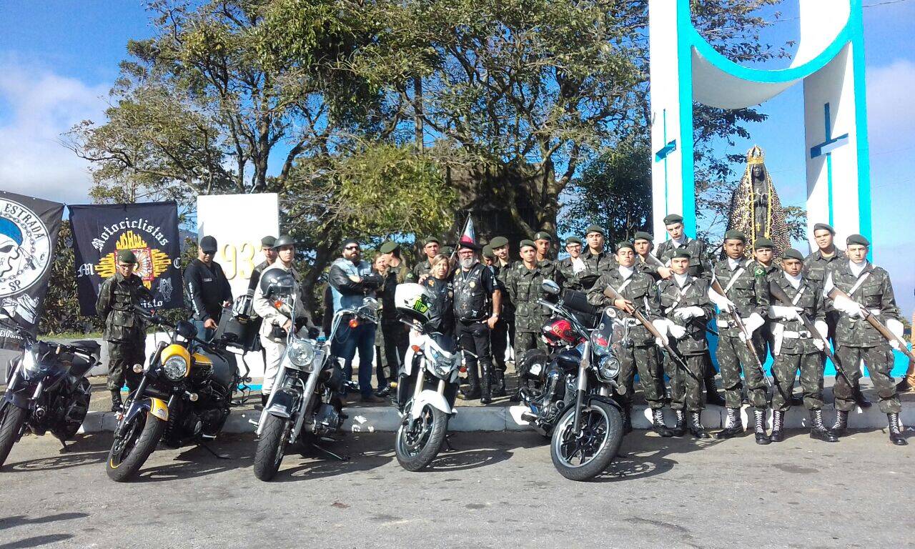 Com reforma dos motociclistas, troca do manto e missa foram realizadas hoje na Santa