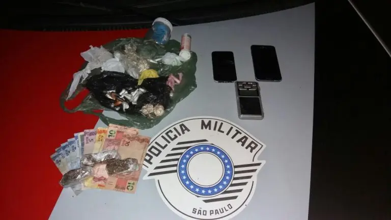 Polícia Militar de Cruzeiro prende traficantes com 142 pinos de cocaína e 40 pedras de crack