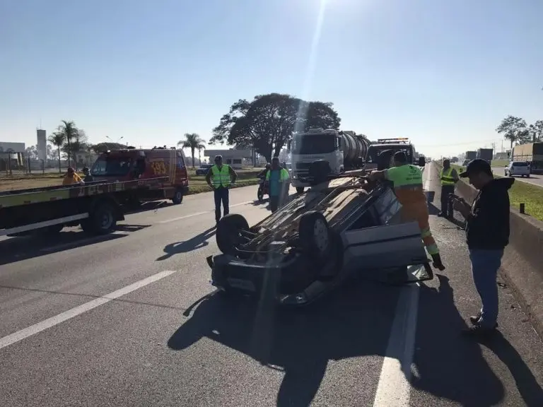 Três acidentes na via Dutra em São José dos Campos causam congestionamento