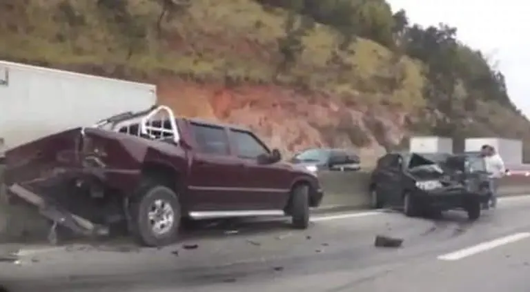 Motorista fica ferido em acidente entre três veículos na Dutra em Caçapava