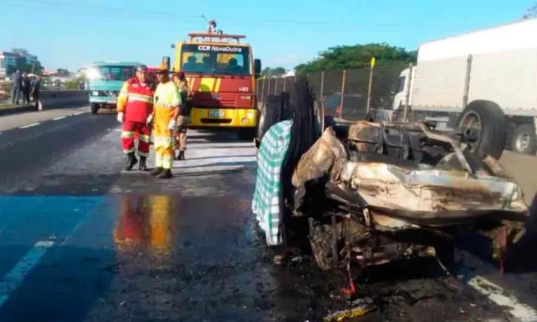 Pai e filho morrem em acidente de carro na via Dutra em Taubaté