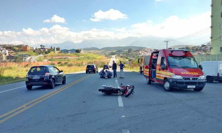 Motociclista fica ferido em colisão com carro na SP 52 em Cruzeiro