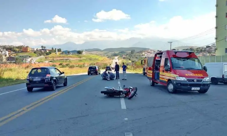 Motociclista fica ferido em colisão com carro na SP 52 em Cruzeiro