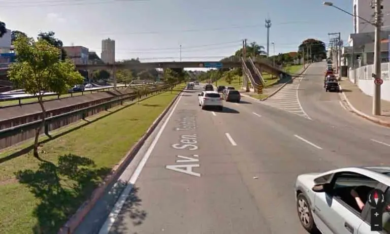 Mulher fica ferida após bater carro em árvore em São José dos Campos