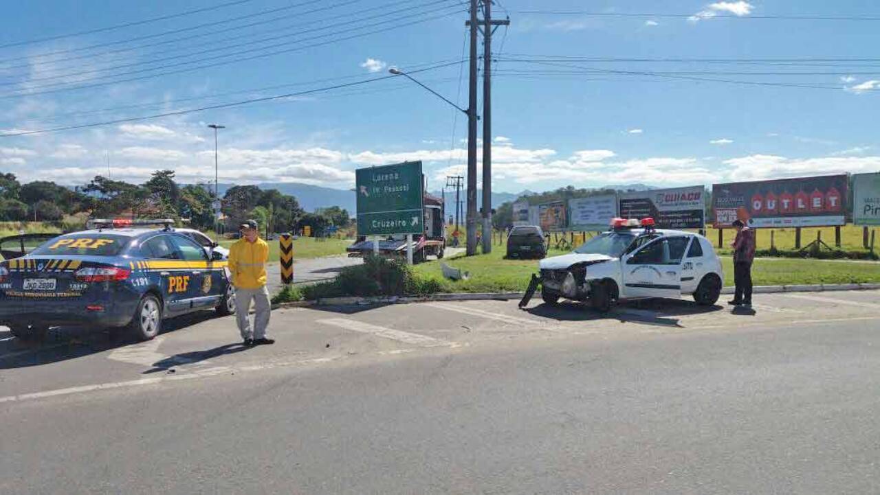 Condutor tenta fugir da PRF e bate na viatura de trânsito de Lorena