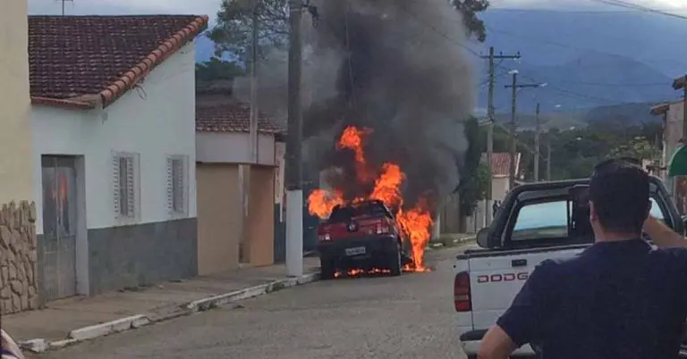 Fio de alta tensão arrebenta e carro pega fogo em Cruzeiro