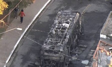 Três ônibus são atacados por criminosos em São Paulo